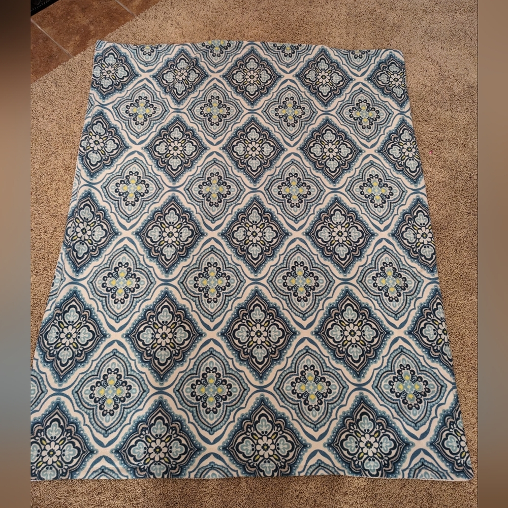 Medallion fleece plush throw, 46" x 57"